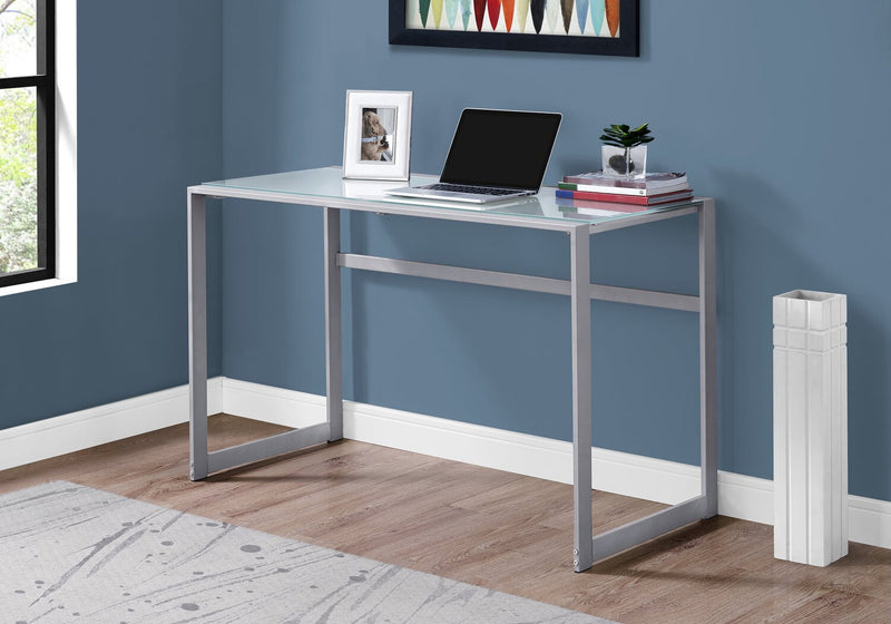 Bureau Kyle de 48 po avec dessus en verre - argenté