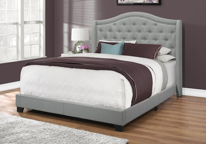 Lit rembourré à oreilles Penelope en tissu gris avec clous décoratifs et capitonnage à boutons - format grand lit