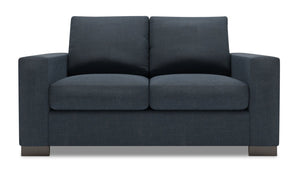 Causeuse personnalisable Track de Sofa Lab de 62 po fabriquée au Canada en tissu d’apparence lin avec accoudoirs rectilignes - bleu Luna Sailor