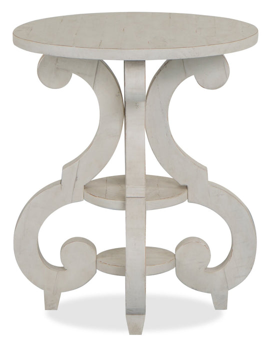 Table de bout ronde traditionnelle Bronwyn de 22 po avec tablette - pin albâtre avec base en bois à volutes