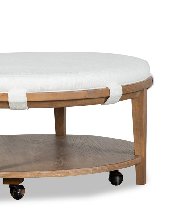 Table à café ronde moderne Rhett de 38 po avec tablette et roulettes - bois brun clair avec coussin blanc