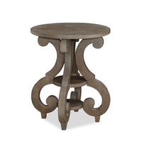 Table de bout ronde traditionnelle Tinley Park de 22 po avec tablette - pin gris-brun avec base à volutes