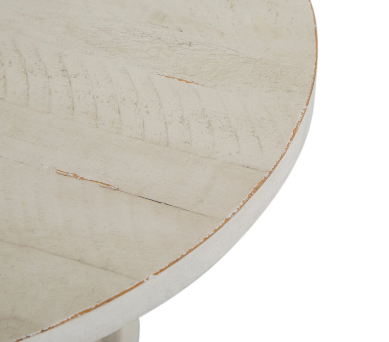 Table de bout ronde traditionnelle Bronwyn de 22 po avec tablette - pin albâtre avec base en bois à volutes