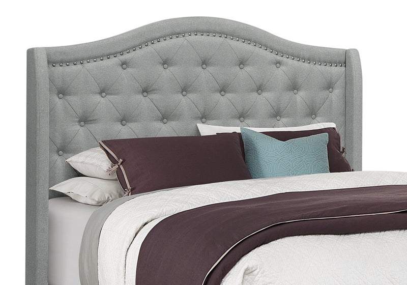 Lit rembourré à oreilles Penelope en tissu gris avec clous décoratifs et capitonnage à boutons - format grand lit