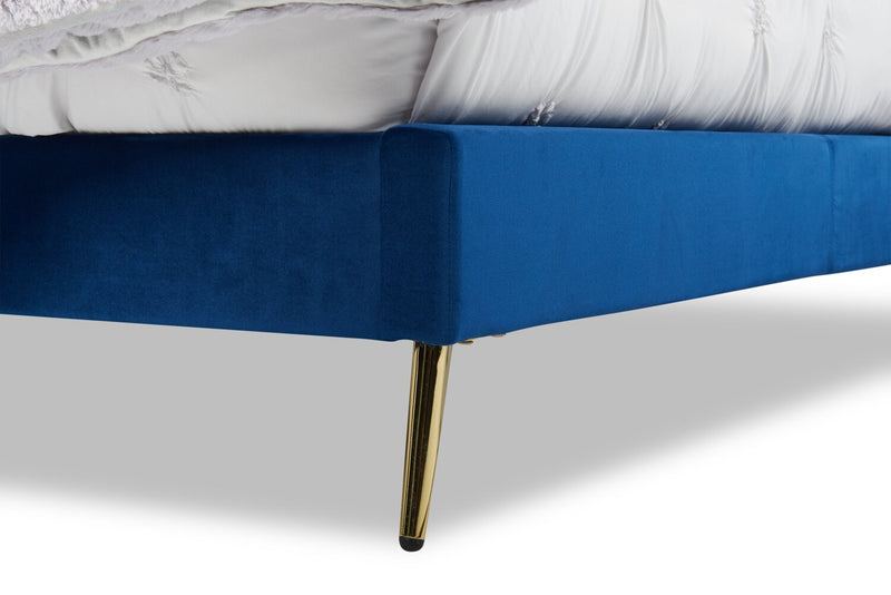Lit rembourré Gabi en tissu de velours bleu avec pattes au fini doré et capitonnage à boutons - format très grand lit