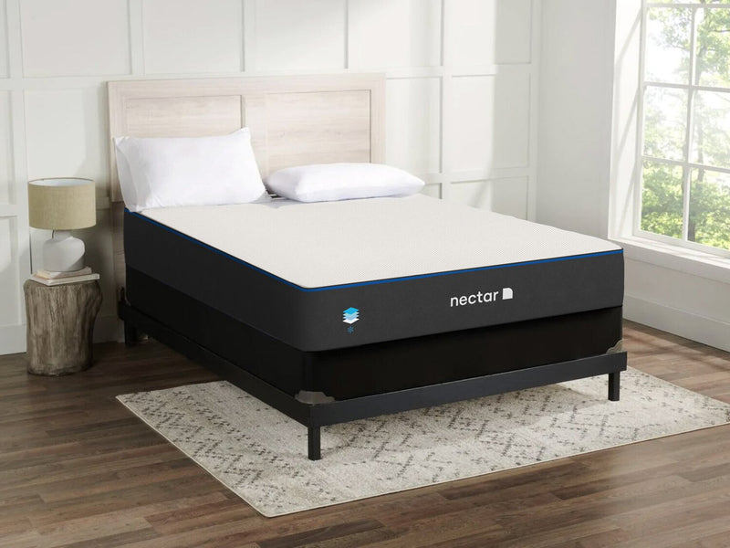 Matelas semi-ferme dans une boîte Classic de Nectar pour lit simple