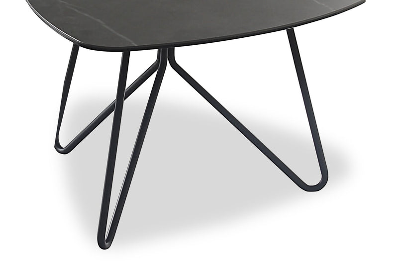 Table de bout triangulaire moderne Hamilton de 29,72 po - dessus en imitation de marbre gris avec pattes en métal noir