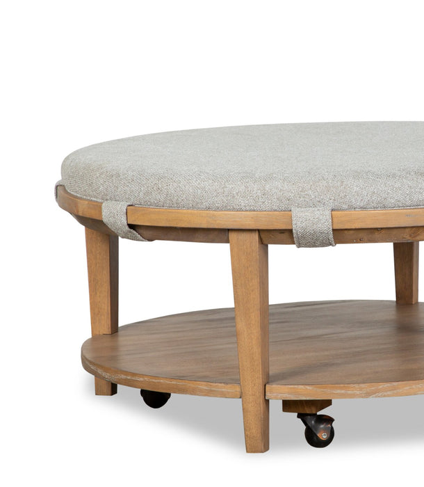 Table à café ronde moderne Rhett de 38 po avec tablette et roulettes - bois brun clair avec coussin gris