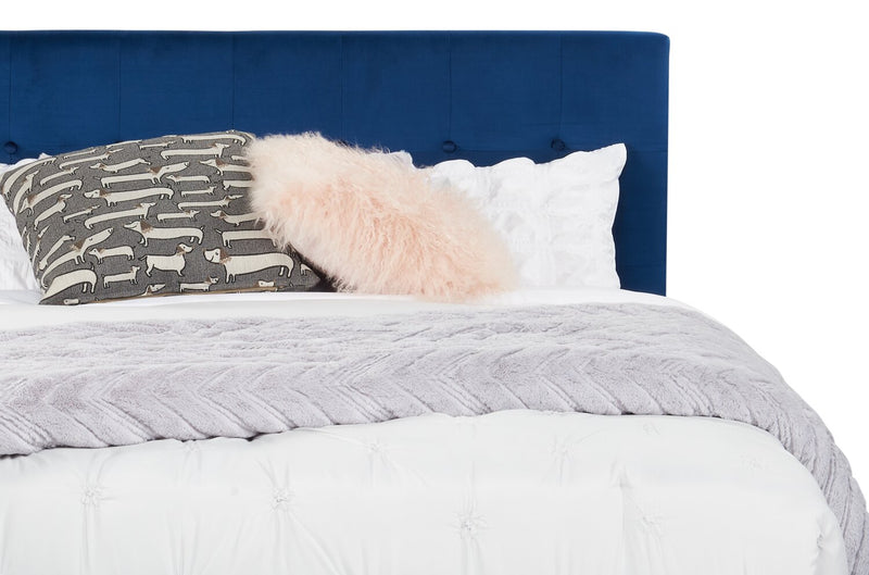 Lit rembourré Gabi en tissu de velours bleu avec pattes au fini doré et capitonnage à boutons - format très grand lit
