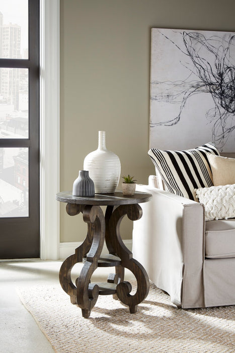 Table de bout ronde traditionnelle Bellamy de 22 po avec tablette - pin brun foncé avec base en bois à volutes