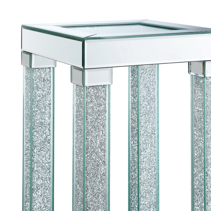 Table de fauteuil somptueuse Berni de 12 po avec dessus en miroir et en verre et tablette - métal argenté avec pattes à apparence de diamant