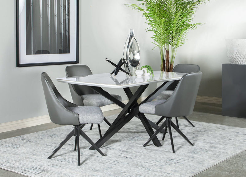 Ensemble de salle à manger Bari 5 pièces en métal avec table de 63 po (L) avec dessus en céramique d’apparence marbre et 4 chaises pivotantes grises