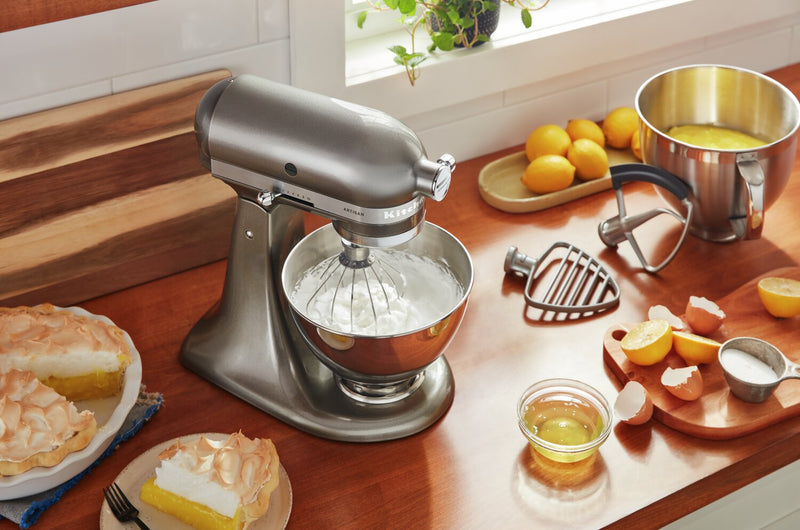 Batteur sur socle à tête inclinable KitchenAid de la série Artisan avec trousse d'accessoires de qualité supérieure - KSM195PSMS