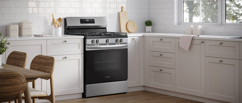 Cuisinière à gaz Frigidaire de 5,1 pi³ avec préchauffage rapide et surface de cuisson à 5 brûleurs - acier inoxydable - FCRG3062AS