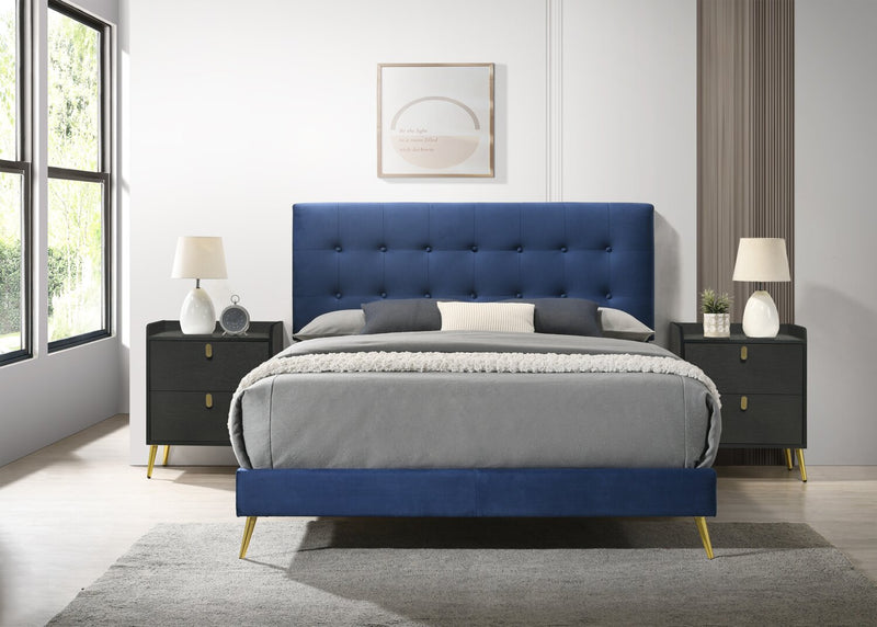 Lit rembourré Gabi en tissu de velours bleu avec pattes au fini doré et capitonnage à boutons - format très grand lit