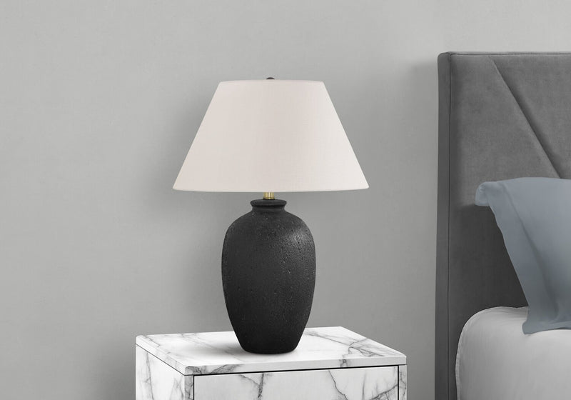 Lampe de table de 24 po en céramique texturée noire avec abat-jour ivoire