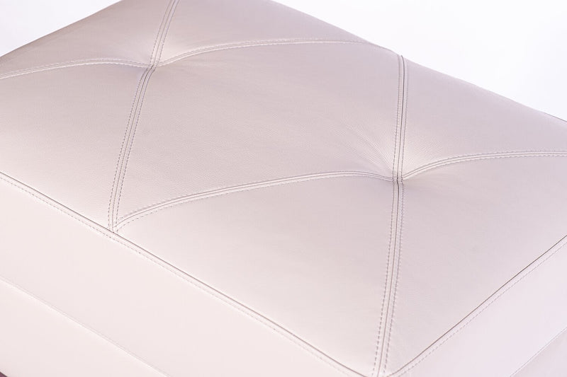 Pouf Vita de Château d’Ax de 31 po en cuir 100 % véritable avec coutures à motif de diamant et pattes en bois - blanc fumée