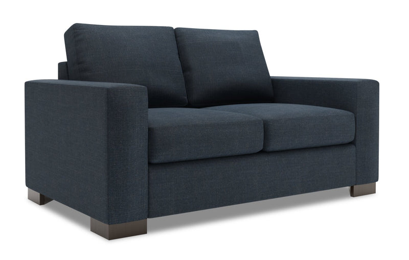 Causeuse personnalisable Track de Sofa Lab de 62 po fabriquée au Canada en tissu d’apparence lin avec accoudoirs rectilignes - bleu Luna Sailor