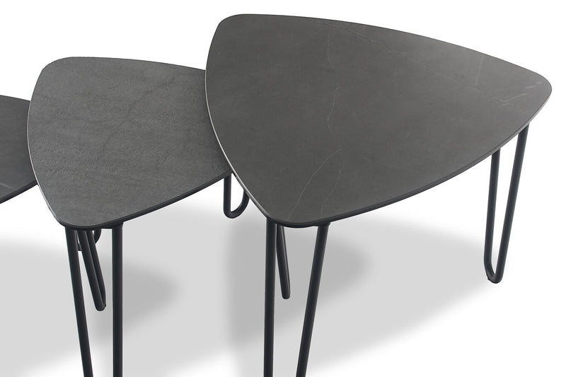 Ensemble 3 tables gigognes triangulaires modernes Hamilton de 22 po - dessus en imitation de marbre gris avec pattes en métal noir