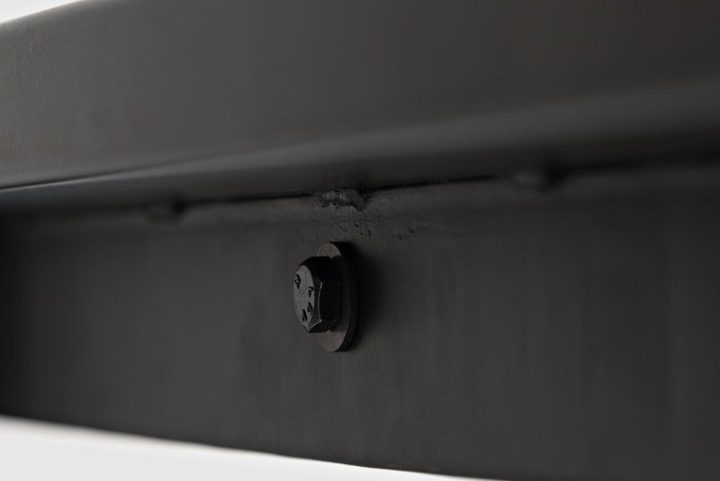 Table de bout moderne Apex 23 po avec tablette - grise avec pattes en métal noir