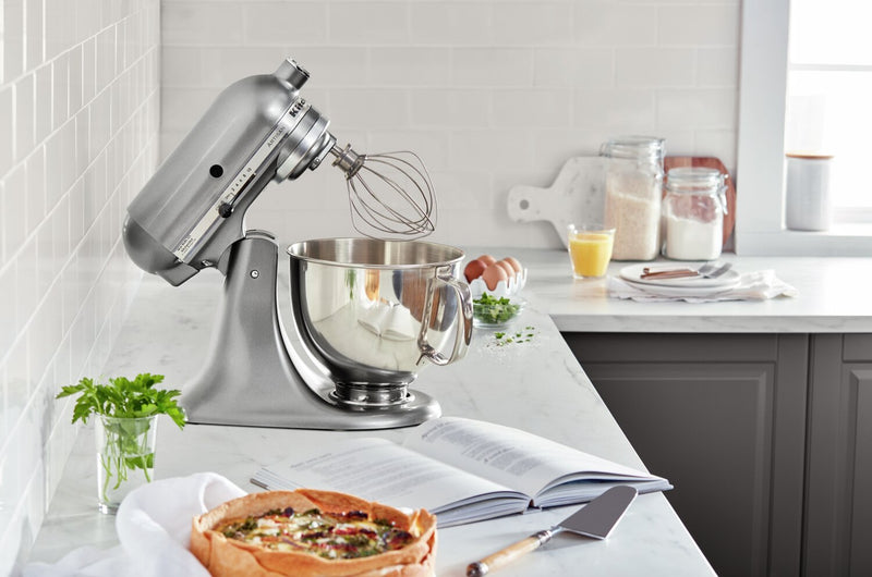 Batteur sur socle à tête inclinable KitchenAid de 5 pintes de la série Artisan - KSM150PSCU