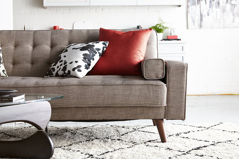 Futon Avery de 81,5 po en tissu d’apparence lin avec mécanisme Klik Klak, capitonnage et deux accoudoirs coussinés - gris