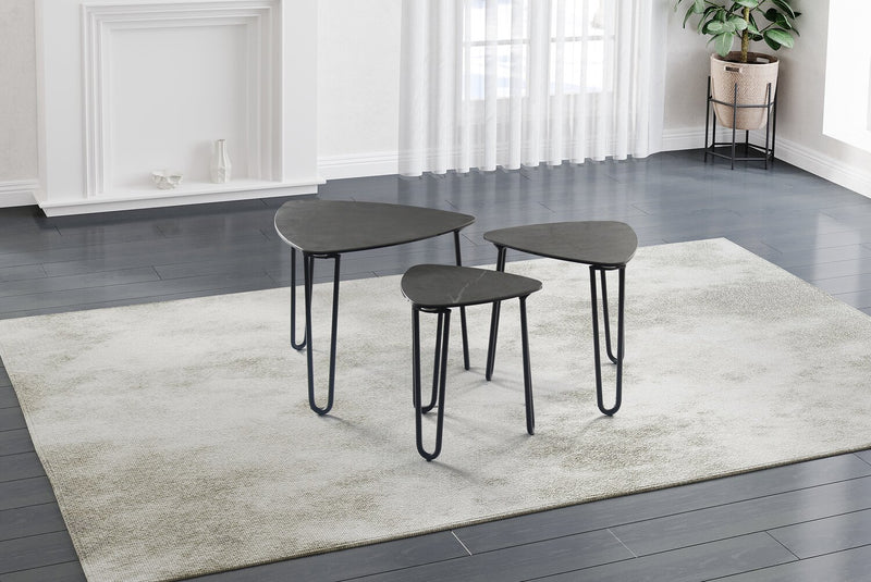 Ensemble 3 tables gigognes triangulaires modernes Hamilton de 22 po - dessus en imitation de marbre gris avec pattes en métal noir