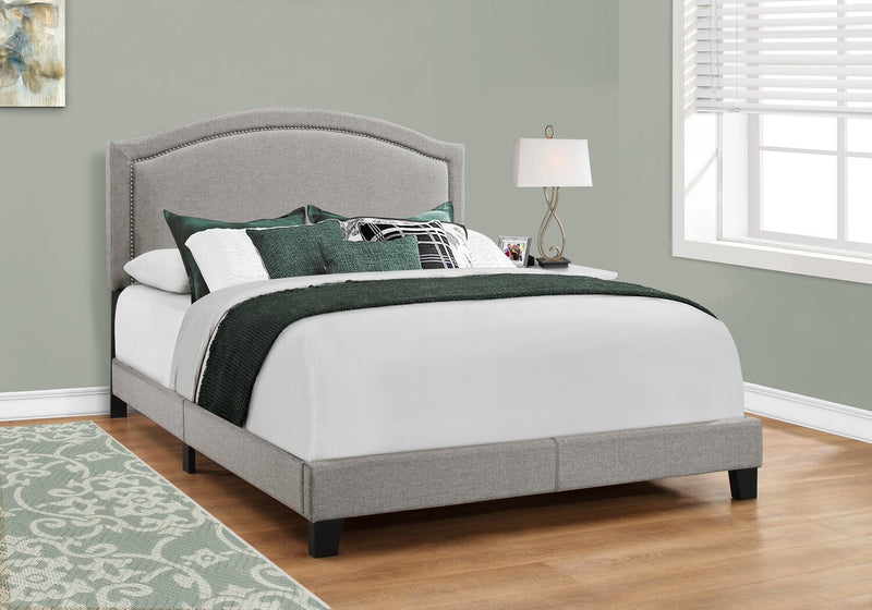 Lit rembourré Pearl en tissu gris avec clous décoratifs - format grand lit