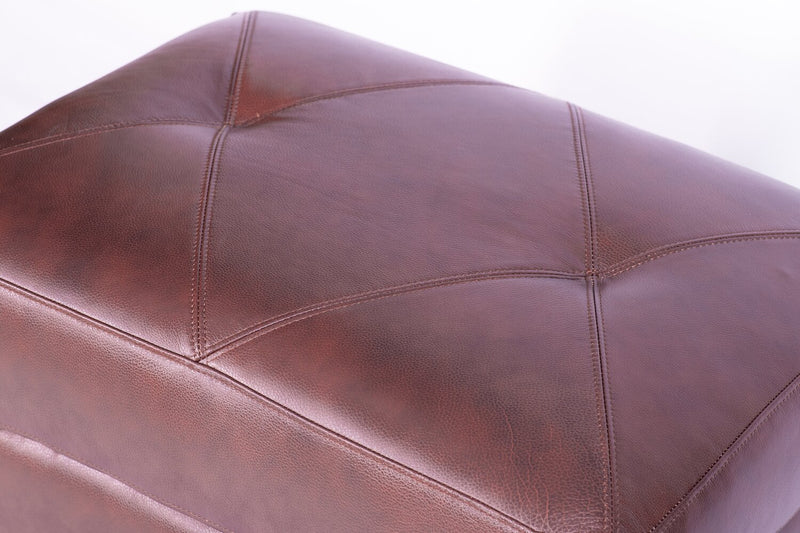 Pouf Vita de Château d’Ax de 31 po en cuir 100 % véritable avec coutures à motif de diamant et pattes en bois - brun