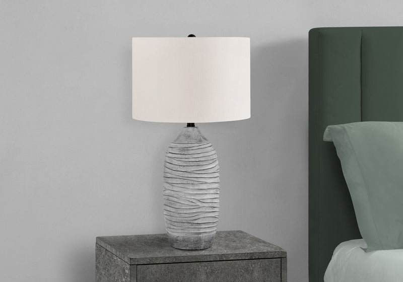 Lampe de table de 27 po en résine texturée grise