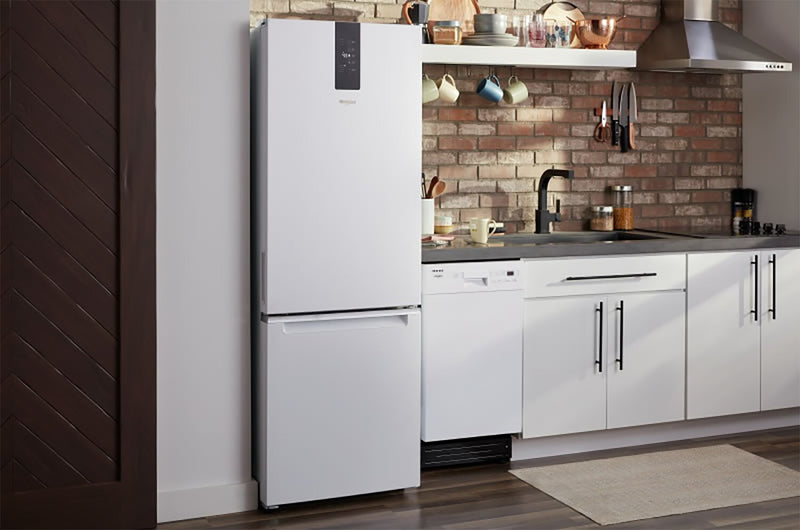 Réfrigérateur Whirlpool de 12,9 pi³ et de 24 po à congélateur inférieur - blanc - WRB533CZJW