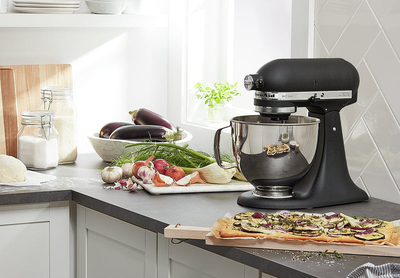 Batteur sur socle à tête inclinable KitchenAid de 5 pintes de la série Artisan - KSM150PSBK