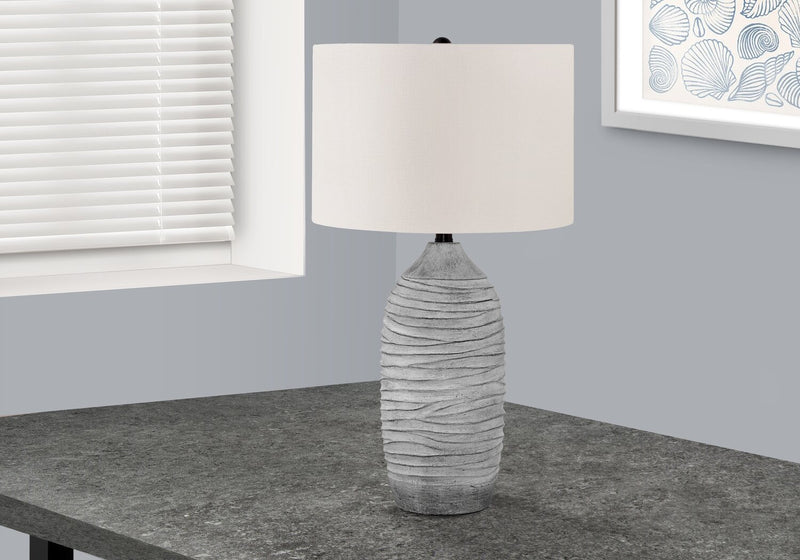 Lampe de table de 27 po en résine texturée grise