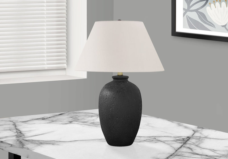 Lampe de table de 24 po en céramique texturée noire avec abat-jour ivoire