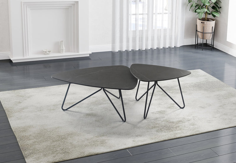 Table de bout triangulaire moderne Hamilton de 29,72 po - dessus en imitation de marbre gris avec pattes en métal noir