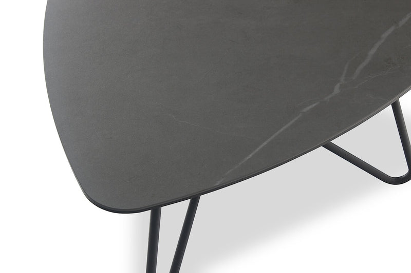 Ensemble 3 tables gigognes triangulaires modernes Hamilton de 22 po - dessus en imitation de marbre gris avec pattes en métal noir