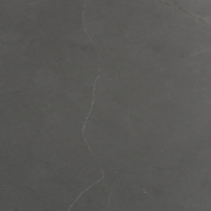 Table de bout triangulaire moderne Hamilton de 29,72 po - dessus en imitation de marbre gris avec pattes en métal noir