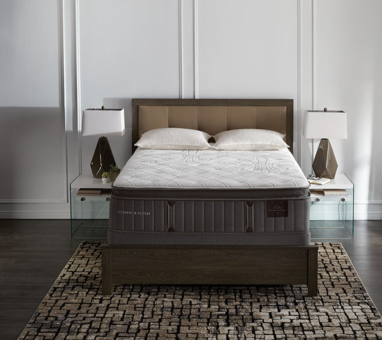 Ensemble semi-ferme à plateau-coussin divisé à profil bas Princedale de Stearns & Foster pour grand lit