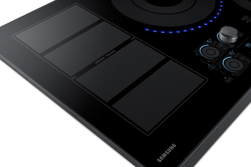 Surface de cuisson à induction intelligente Samsung de 30 po à 5 éléments avec zone polyvalente et technologie Virtual FlameMC - acier inoxydable noir - NZ30K7880UG/AA
